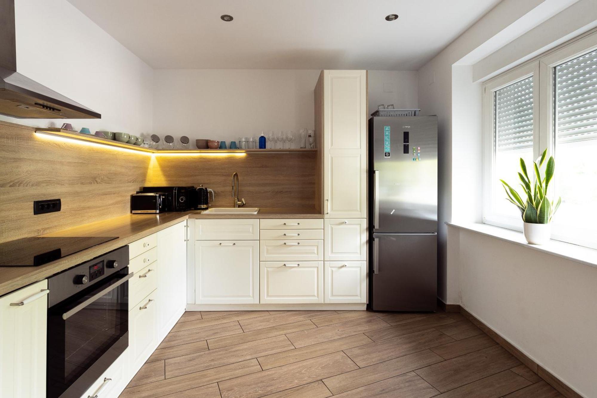 Large Two Bedroom Family App - Free Parking Ljubljana Bagian luar foto