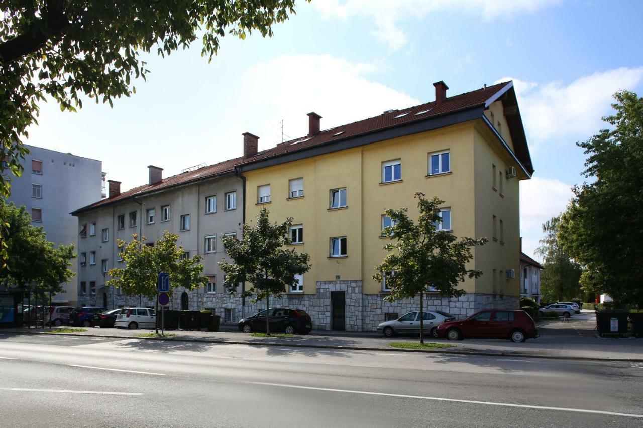 Large Two Bedroom Family App - Free Parking Ljubljana Bagian luar foto